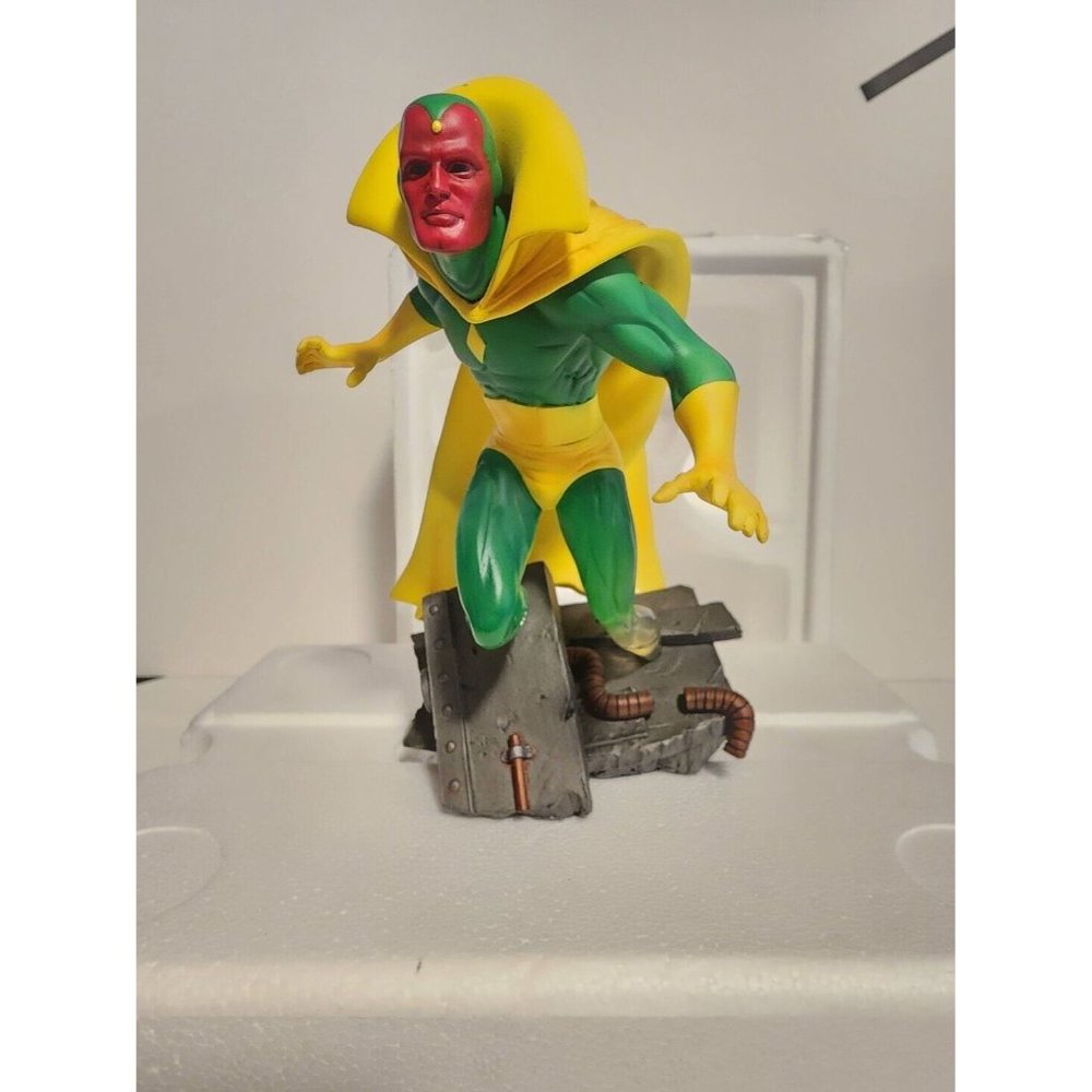 2003 DIAMOND SELECT VISION RESIN STATUE, MARVEL AVENGERS & ADVERSARIES NEW